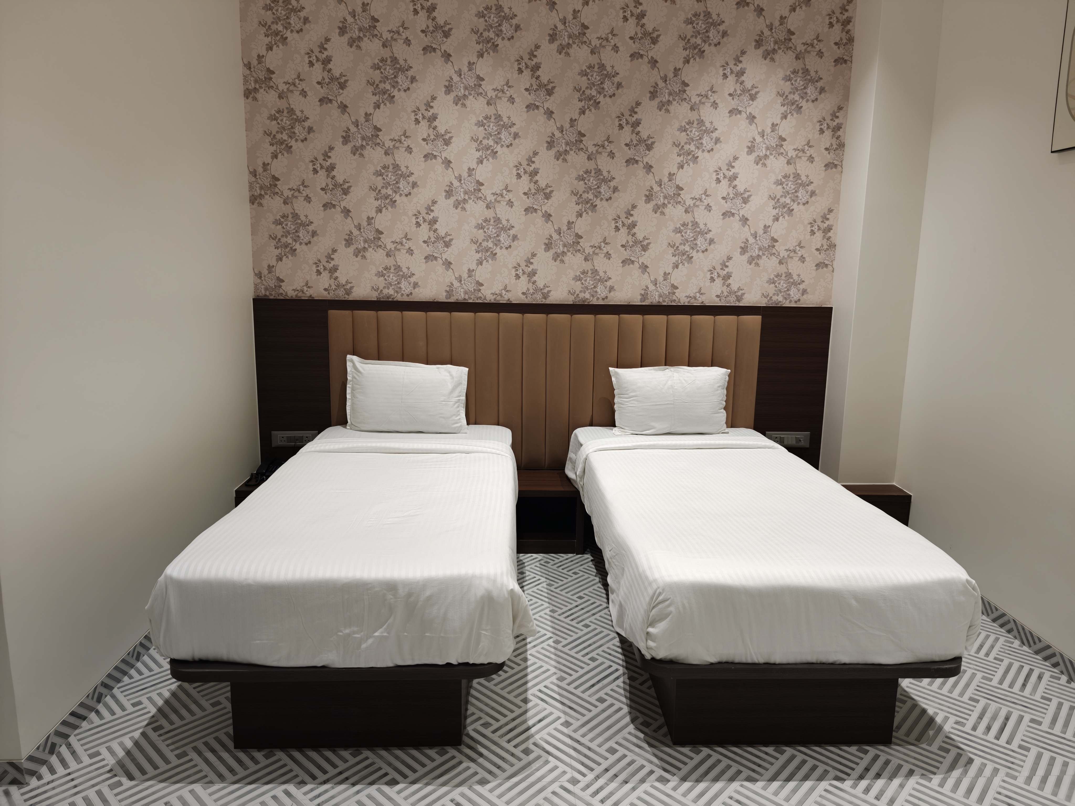 Hotel Sachin Chas - Tap to explore photos