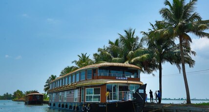 Hills & Cruise Houseboats Room Type - Premium Room in Sharing House Boat - Full Time Ac Hills & Cruise Houseboats Room Type - Premium Room in Sharing House Boat - Full Time Ac