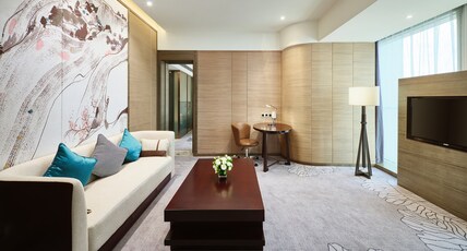 Crowne Plaza Nanning City Center Room Type - 1 King Bed 1 Bedroom Suite Lounge Access