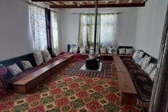White Rose Homestay Kaza