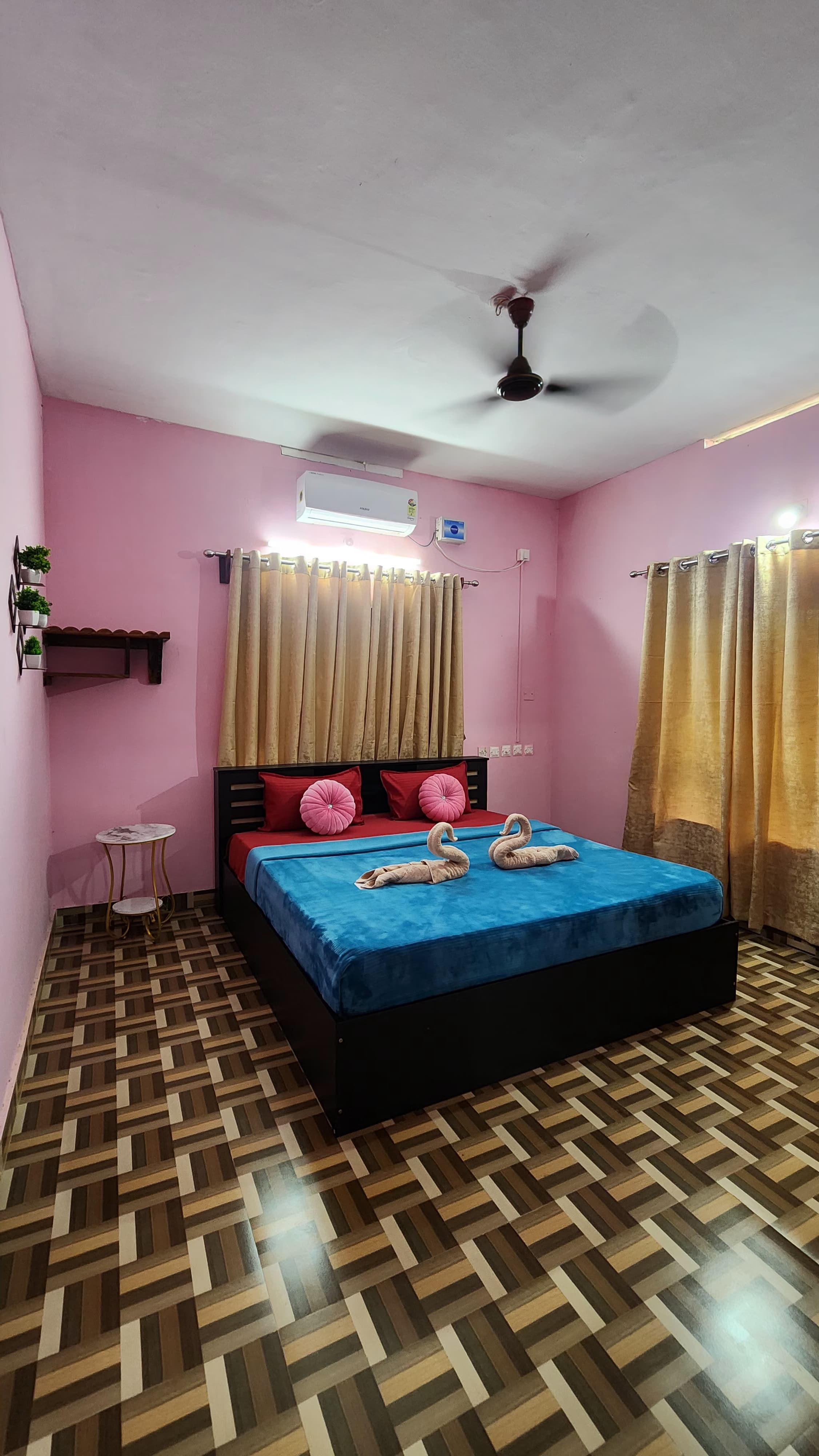 Mira's Surf Homestay - Tap to explore photos