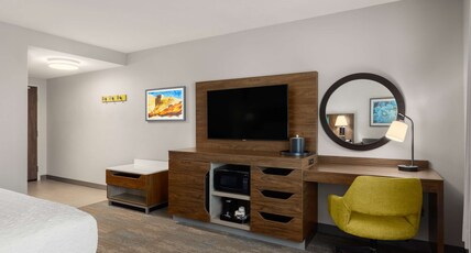 Hampton Inn by Hilton Carefree Room Type - 2 QNS W  FRIDGE MICRO BALC