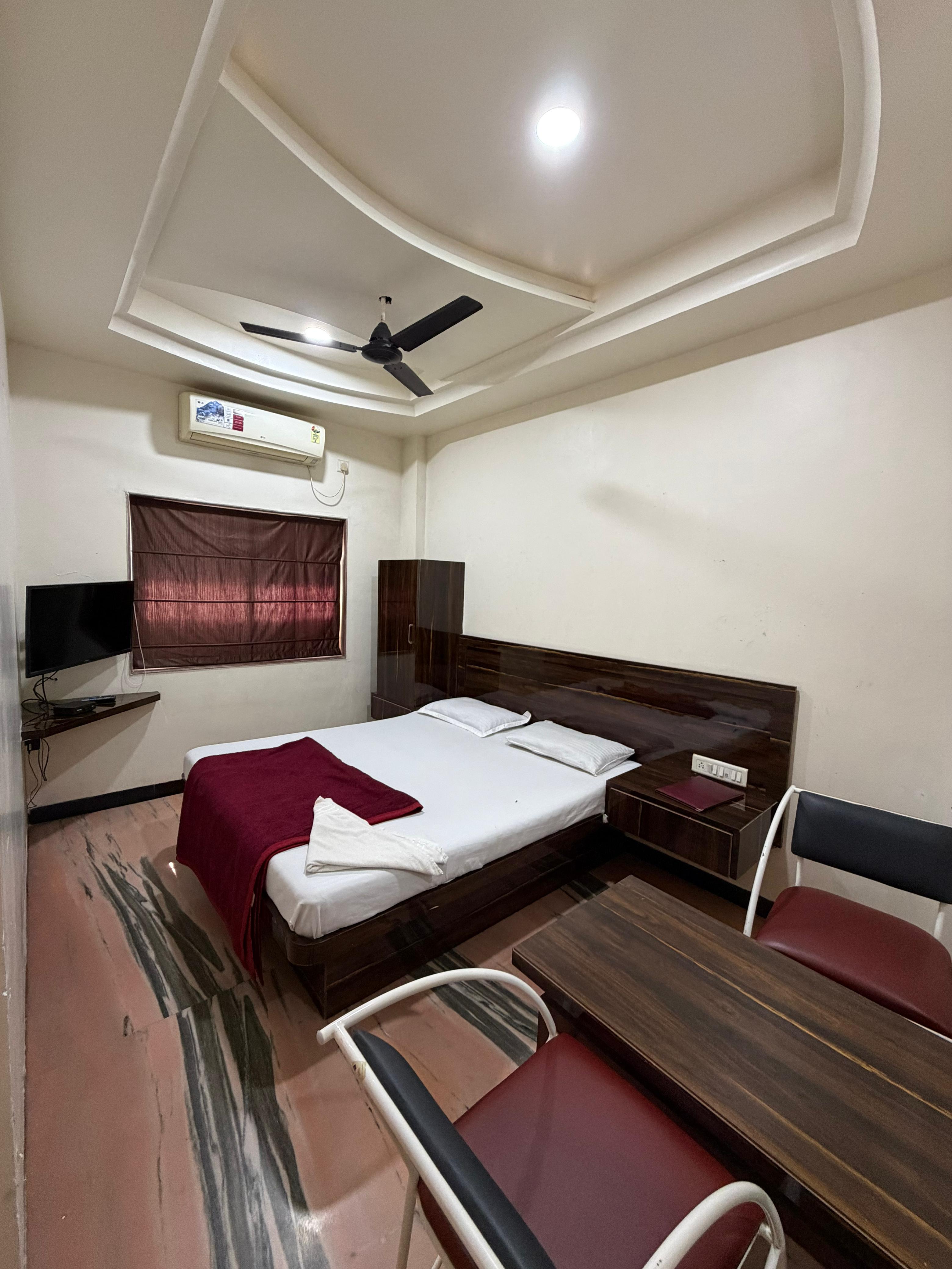 HOTEL SAUDAGAR RESTAURANT AND LODGING - Tap to explore photos