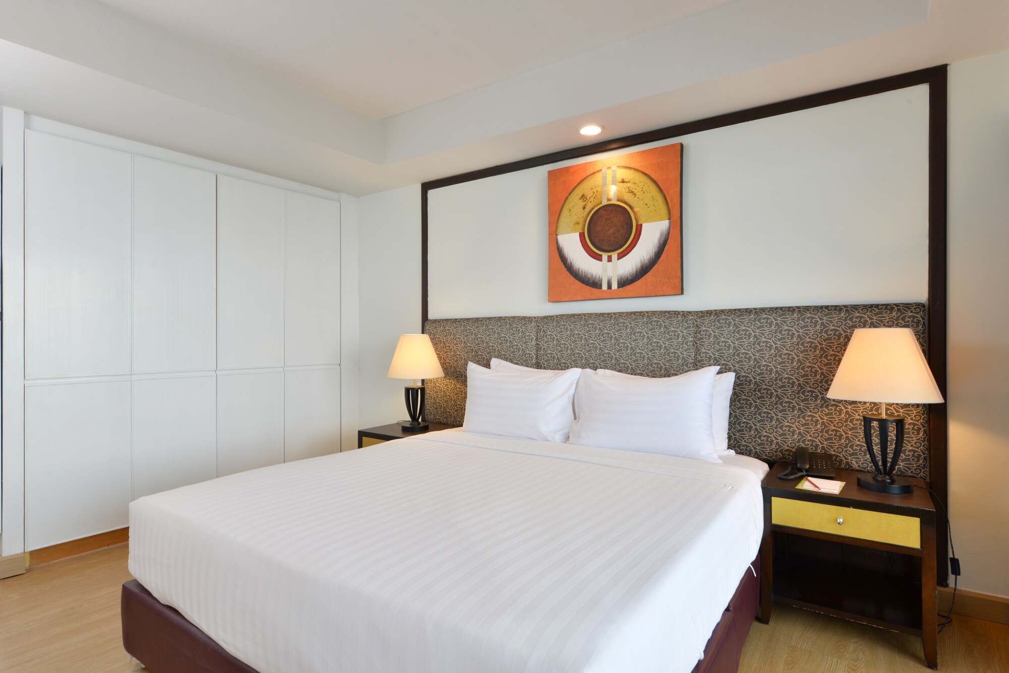 D VAREE JOMTIEN BEACH PATTAYA HOTEL - Tap to explore photos
