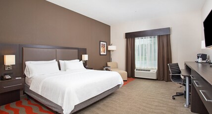 Holiday Inn Express Hotel & Suites Glasgow Room Type - 1 King Suite Communications Accessible