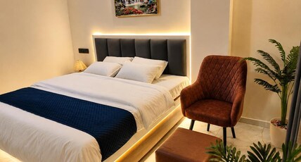 kiran residency & hotel Room Type - Deluxe King Room