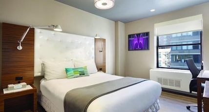 The Gallivant Times Square Room Type - Deluxe King