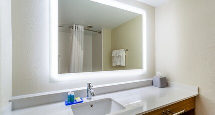 Holiday Inn Express & Suites CEDAR FALLS - WATERLOO Room Type - 1 King Bed Suite Sofa Bed Comm Access