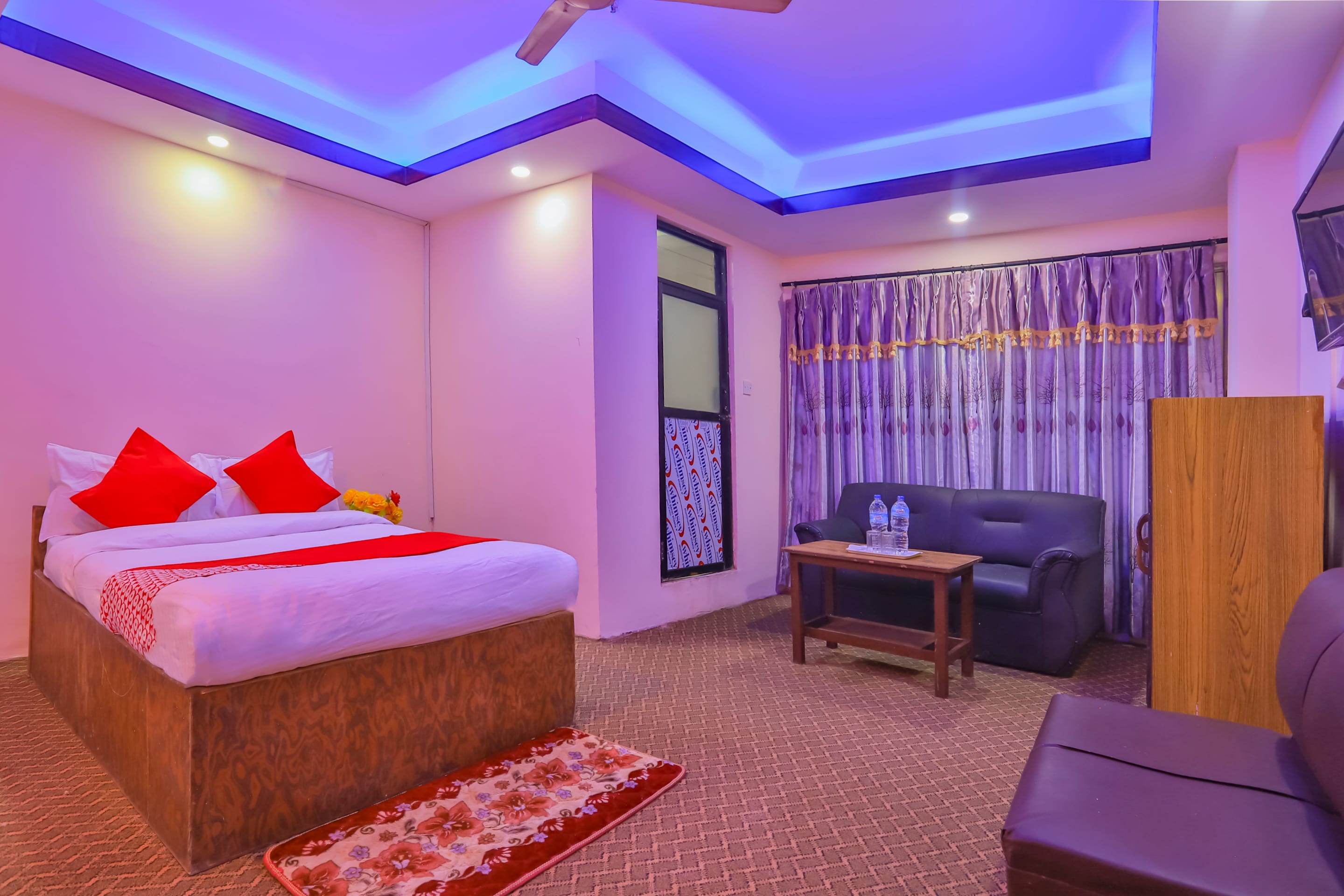 OYO 656 Hotel Shree Guru - Tap to explore photos