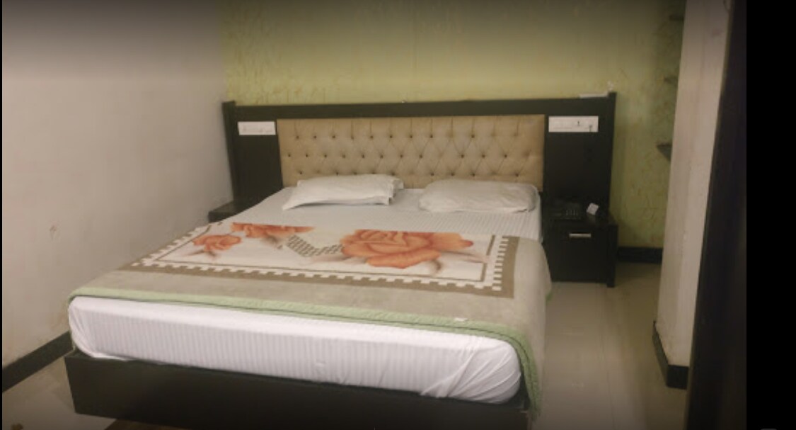 Hotel Mahakal Palace - Tap to explore photos