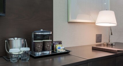 DoubleTree by Hilton Evansville Room Type - 2QNS MOB HEARING ACC W TUB