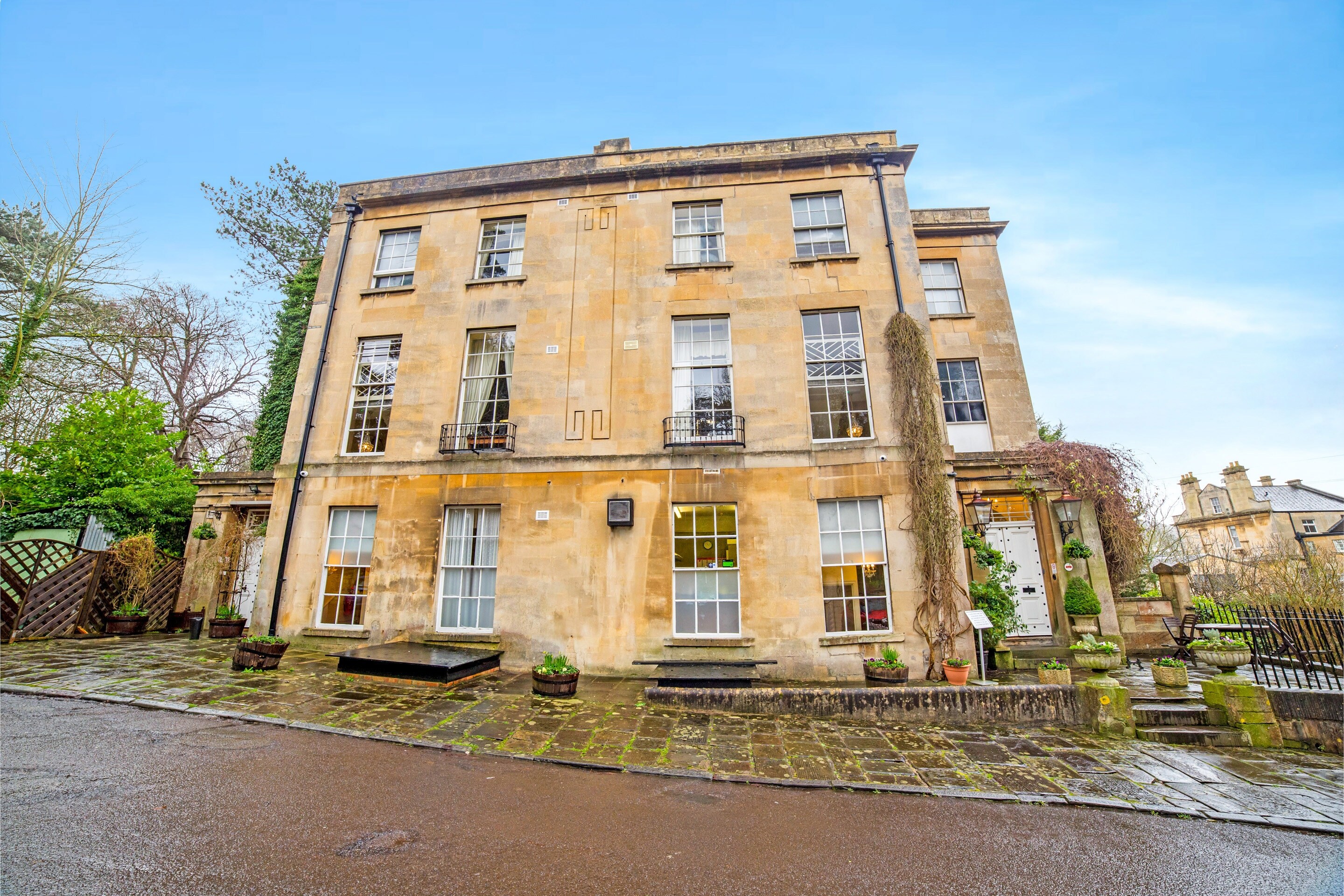 OYO Bailbrook Lodge, Bath - Tap to explore photos