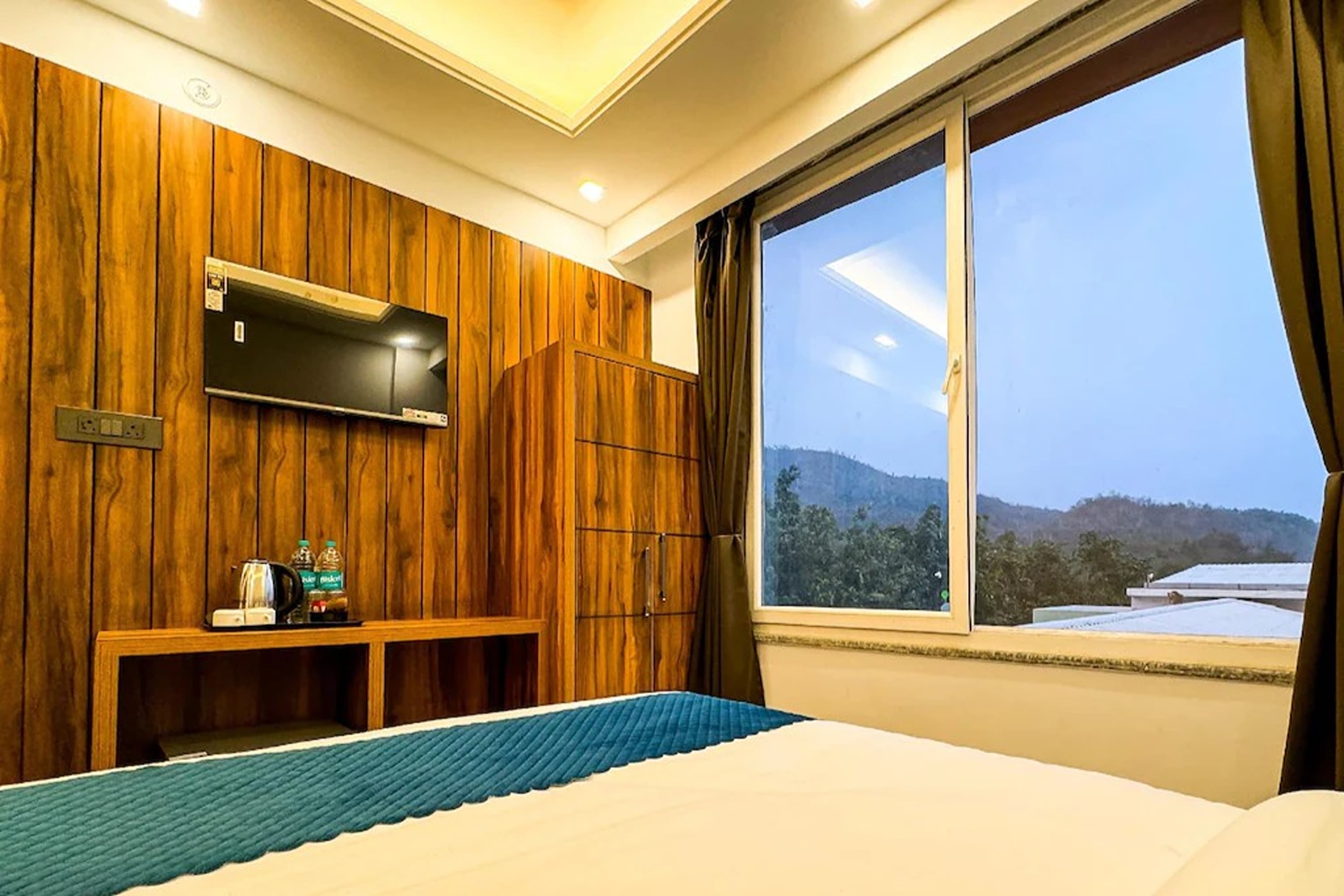 Hotel Vaidik Ganga (Behind Parmarth Niketan Ashram) - Tap to explore photos