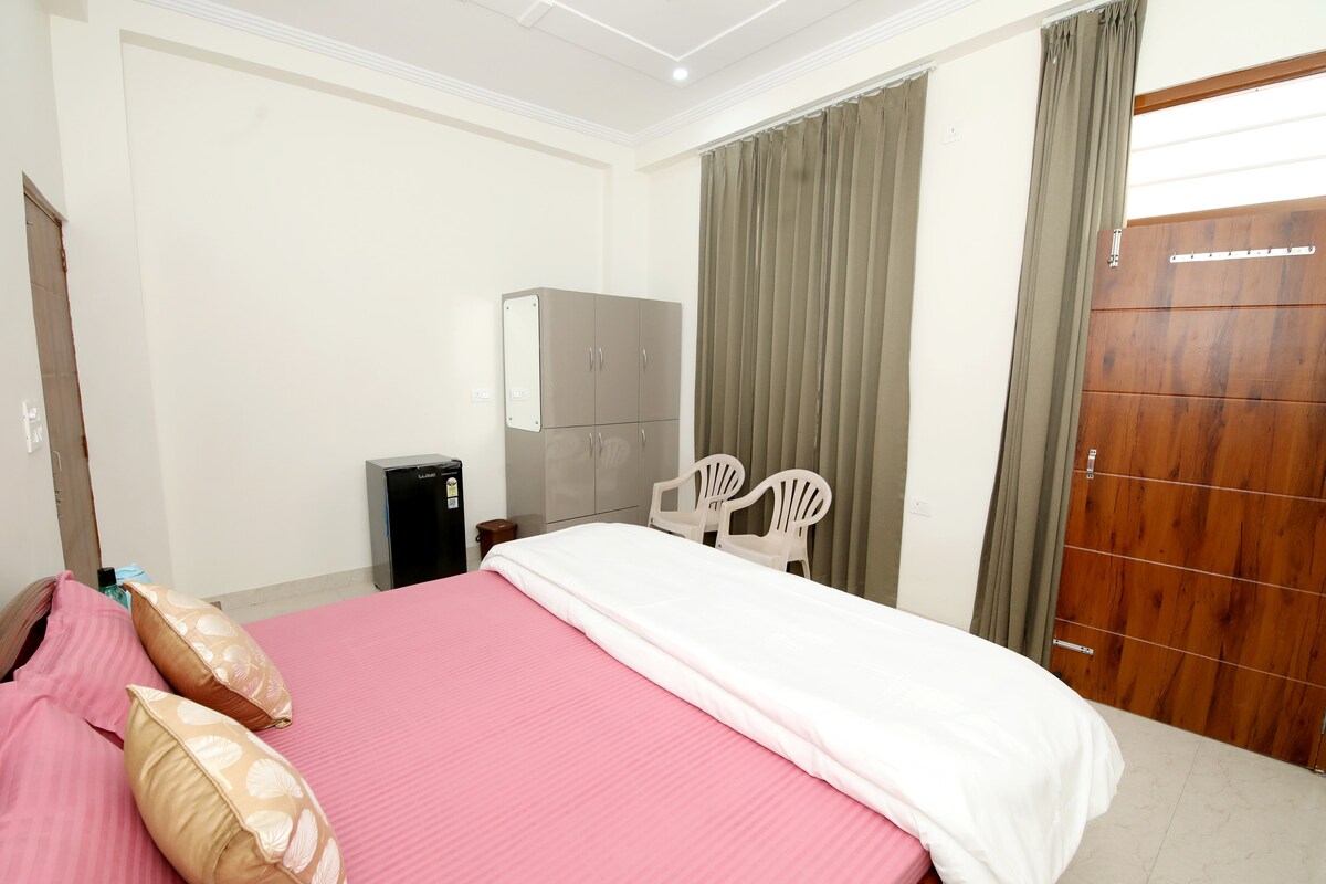 Joshi Homestay| Bright Room with Balcony - Tap to explore photos