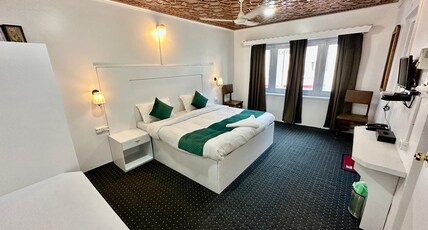 Hotel Hamza near Dal Lake Room Type - Deluxe Rooms