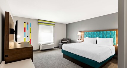 Hampton Inn & Suites Canton Room Type - 1 KING BED NONSMOKING