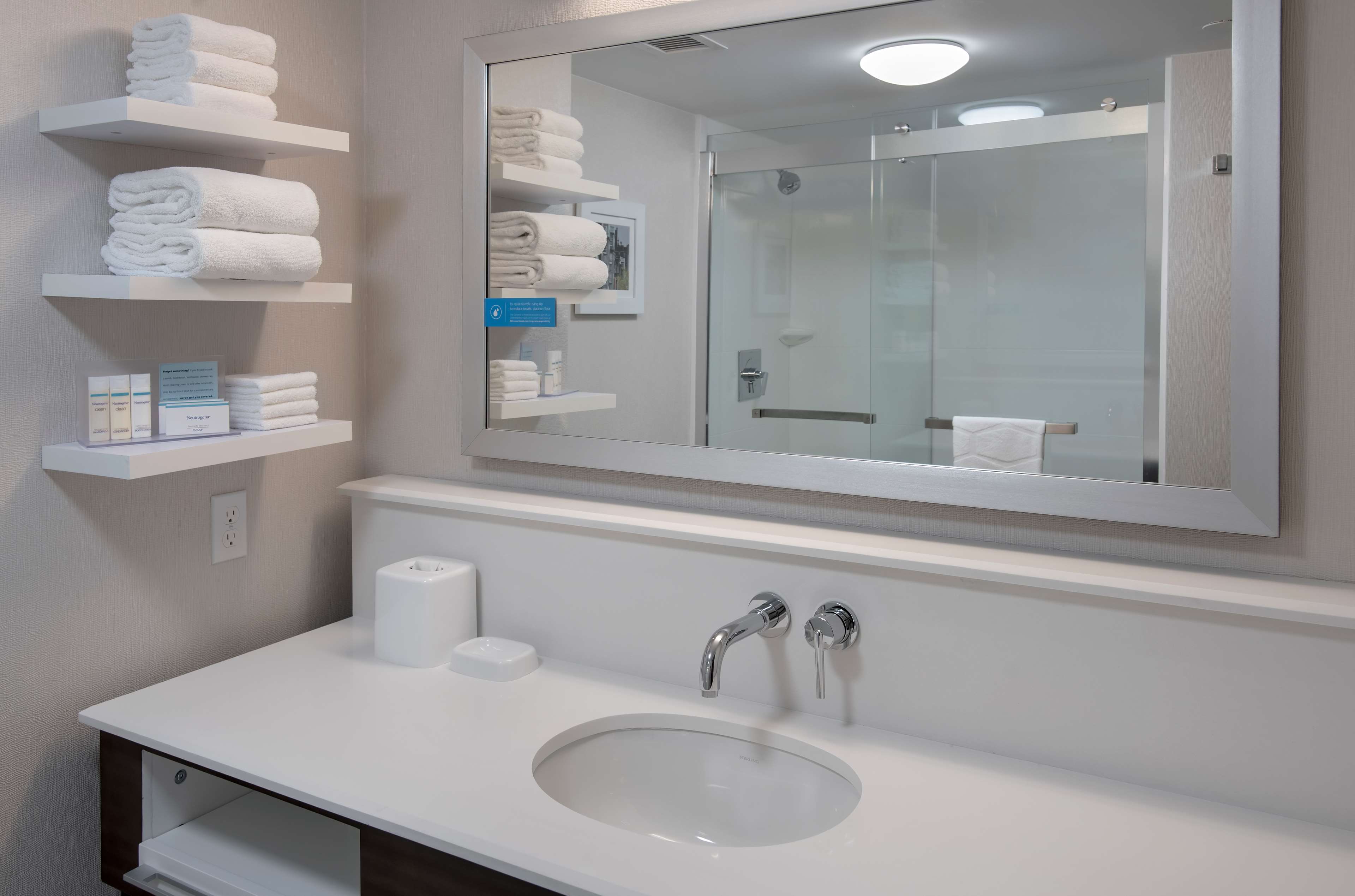 Hampton Inn Boston - Logan Airport - Tap to explore photos