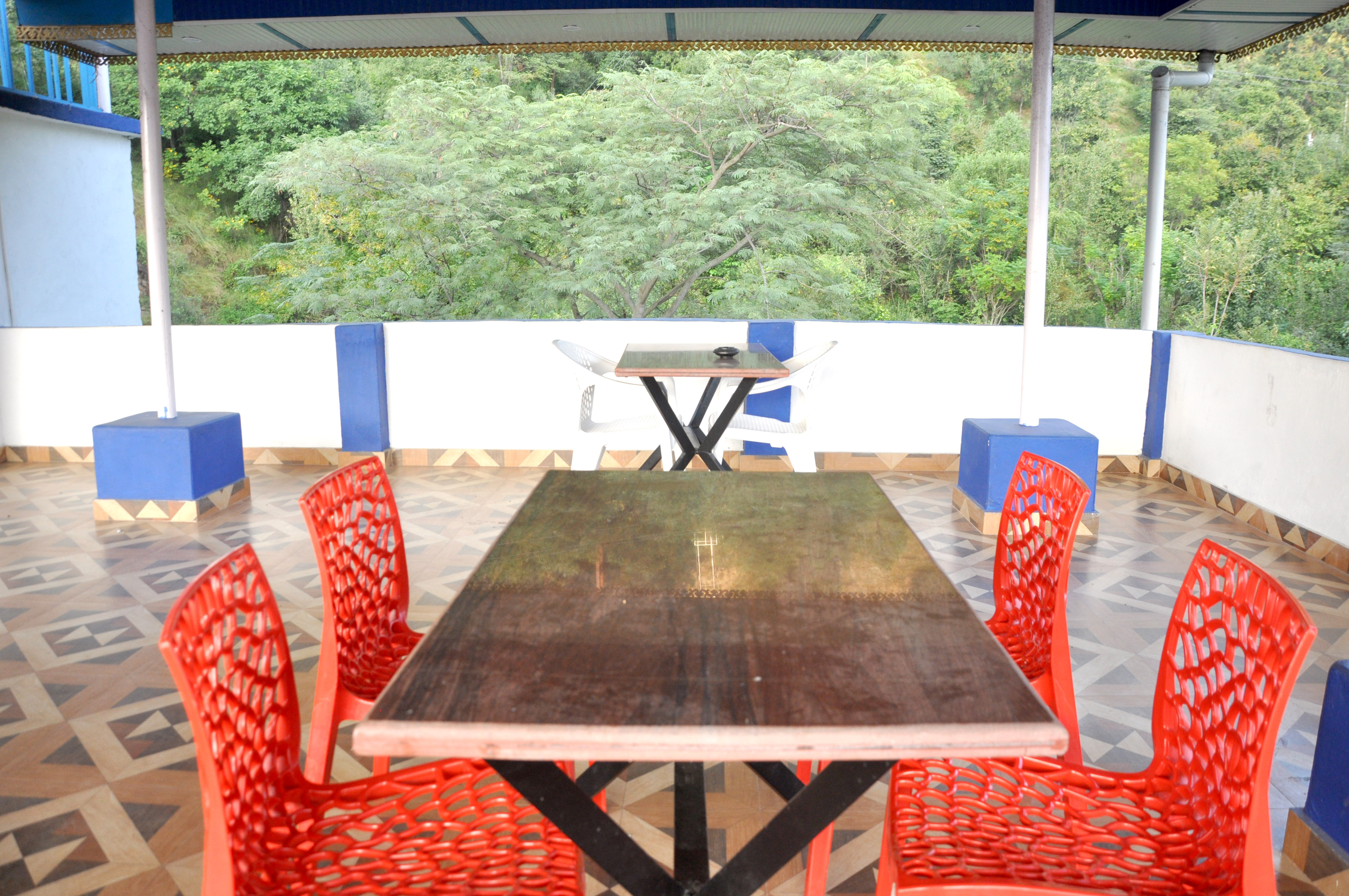 Hotel four season - Tap to explore photos