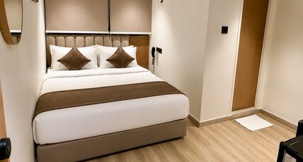 AMAARA ELITE STAY Room Type - Deluxe Queen