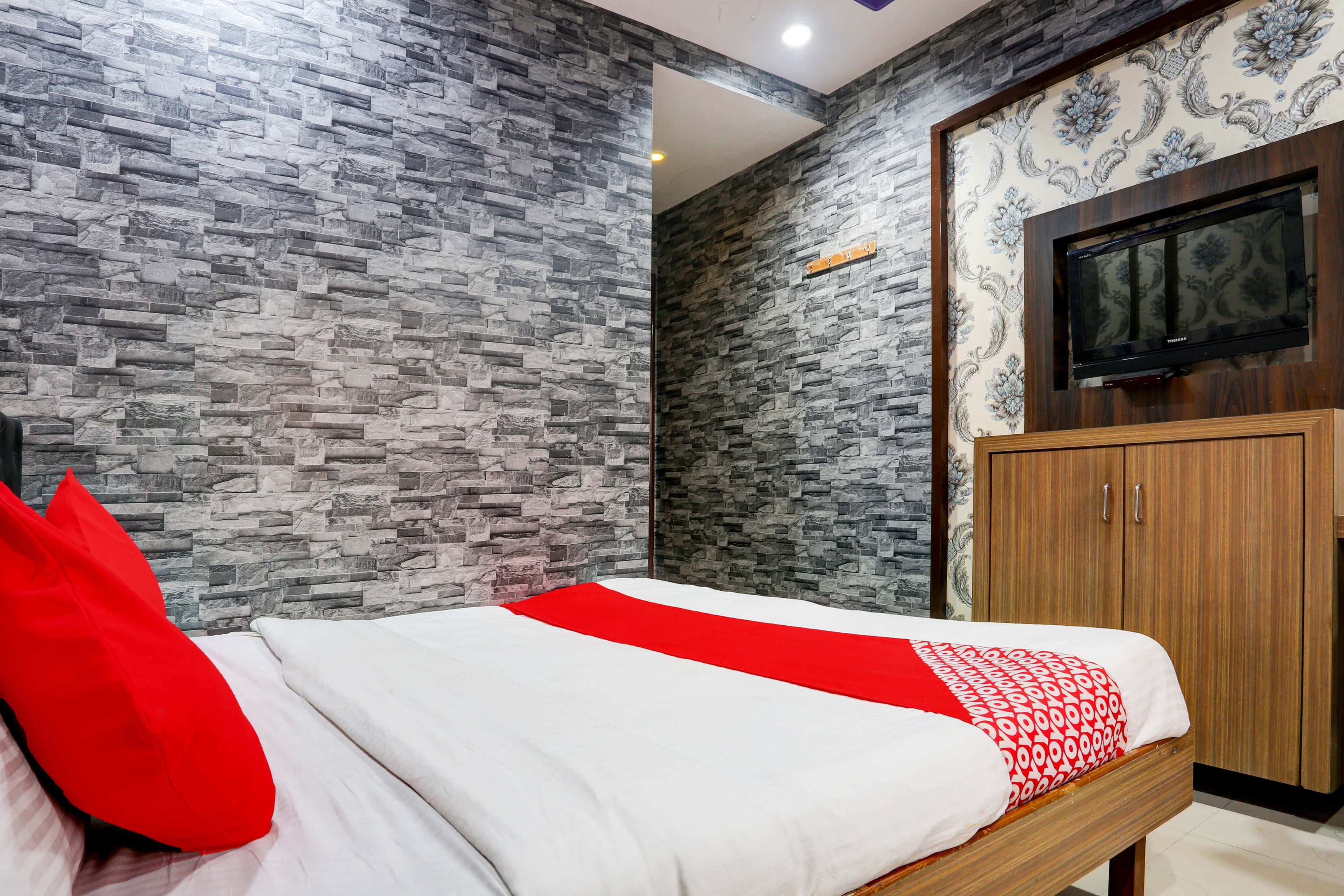 Hotel O Yatri Yadgar - Tap to explore photos
