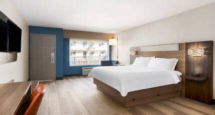 Holiday Inn Express SIMI VALLEY Room Type - 1 King Bed Standard Pool View Jetted Tub