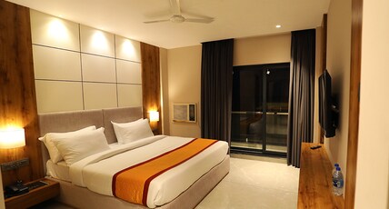 Geetanjali Hotel and Suites, Salasar Room Type - Luxury Executive Suite with 1 Double Bed Room And 1 Twin Beds Room for 4 Pax With Leaving Space