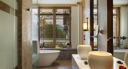 Hotel Indigo LIJIANG ANCIENT TOWN, an IHG hotel Room Type - 1 King Bed Premium