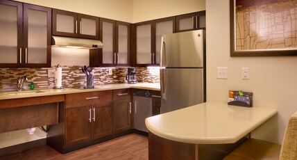 Staybridge Suites CHEYENNE, an IHG hotel Room Type - 1 Queen Studio Suite Mobility Accessible Tub