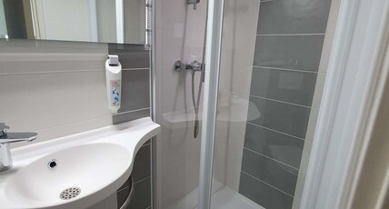 ibis budget Blois Centre Room Type - TRIPLE - Room with a large bed and a bunk bed