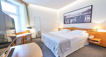 Best Western City Hotel Moran Room Type - 1 Double Bed, Flat Screen Television, Mini Fridge, Free W-Lan, Air-Conditioned, Bathtub, Full Breakf