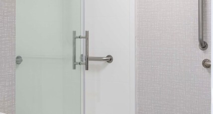 Hampton Inn by Hilton Athens Room Type - 1 KNG ACC STEP IN SHOWER