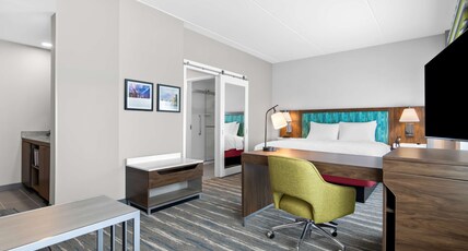 Hampton Inn & Suites Chicago Medical District UIC Room Type - 1 KNG STDO MIC FRIDG WTBR