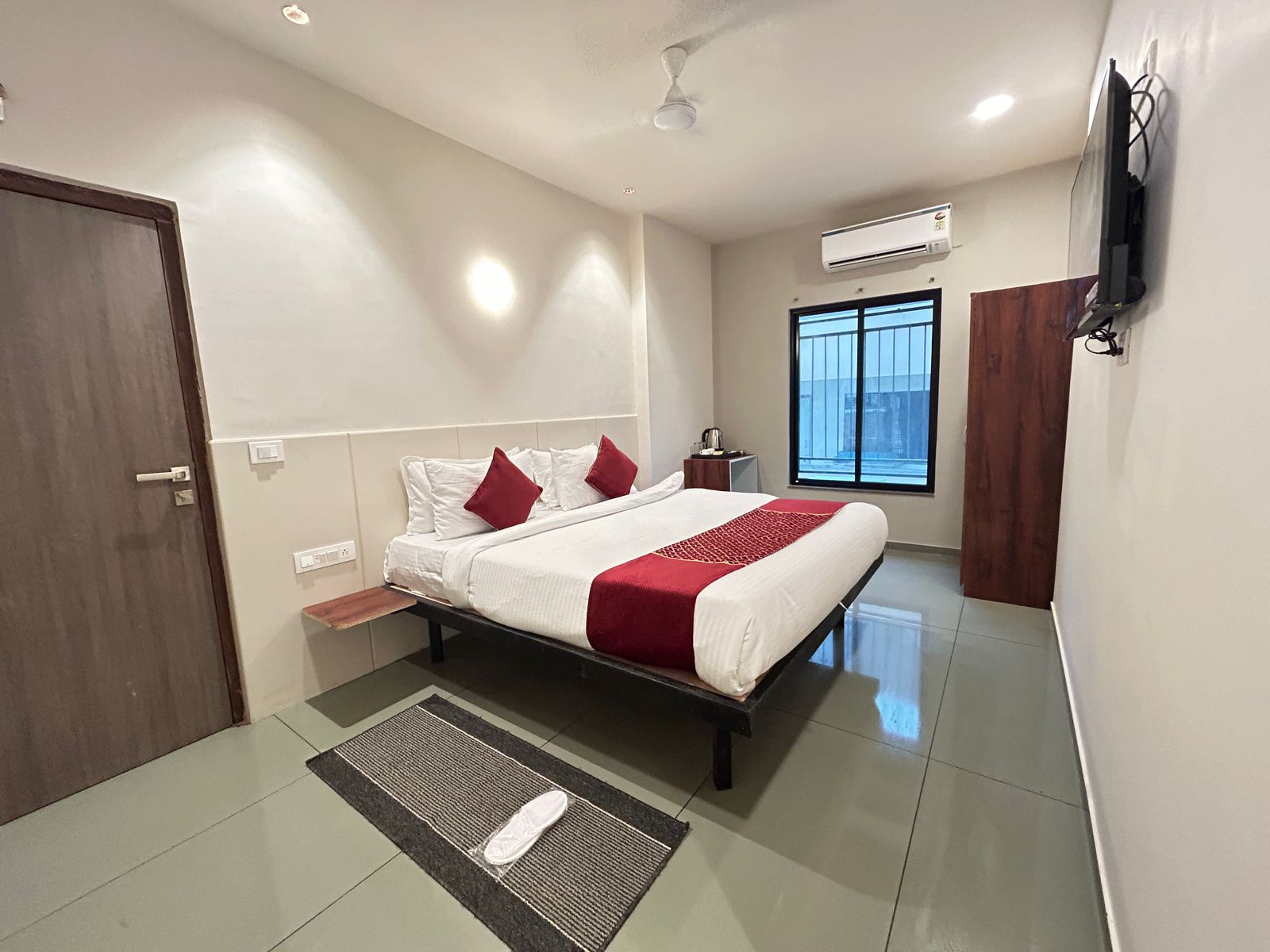 SwagStay Hotel Riviera Grand - Tap to explore photos