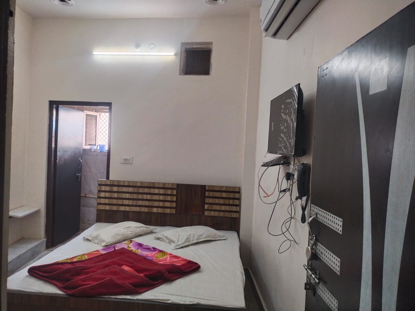 Hotel Jindal Paradise - Tap to explore photos