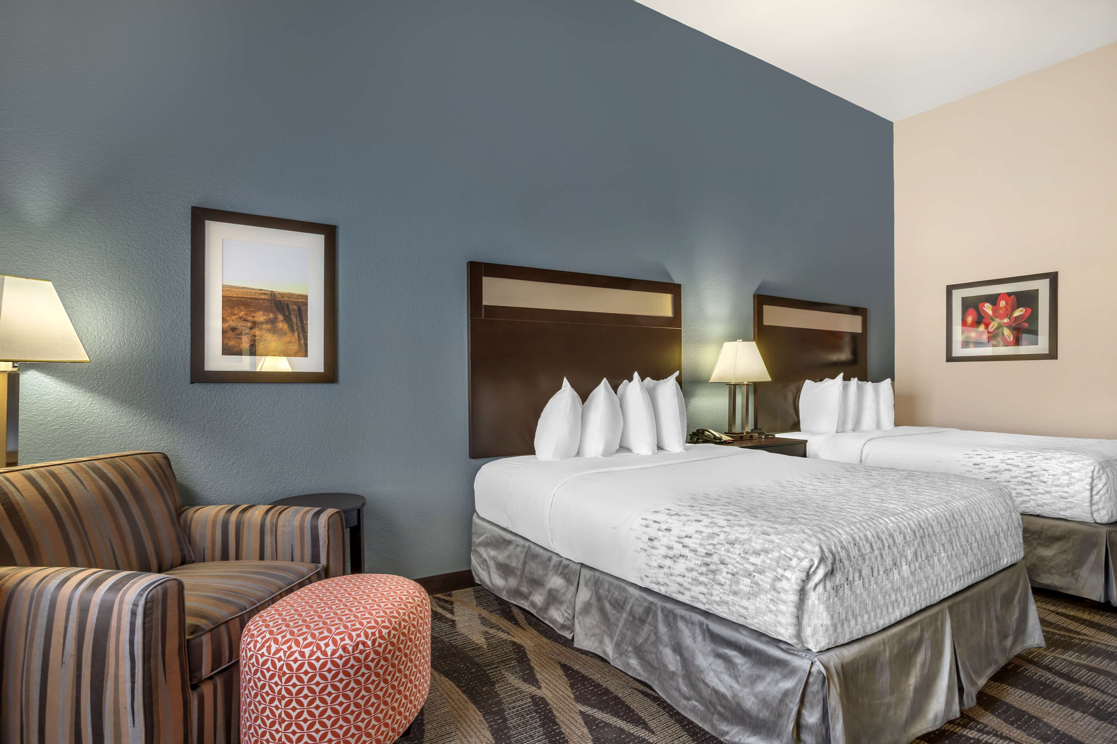 Best Western Plus Lake Jackson Inn & Suites - Tap to explore photos