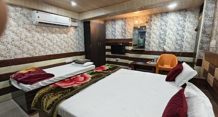 Raghunandan Guest House Room Type - Dubble Bed Attache wash room with ac