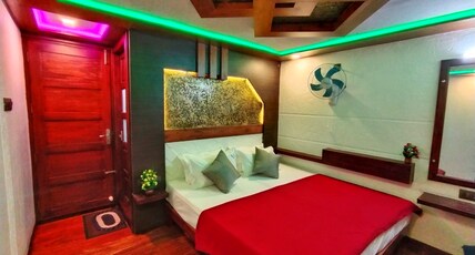 Pearl Spot Houseboat Room Type - 5 BHK-Deluxe Private Houseboat (AC Timing 9 PM to 6 AM)
