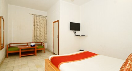 Hotel Shanti ,Mount abu ( 550 meters from Nakki lake ) Room Type - Deluxe Non Ac Room