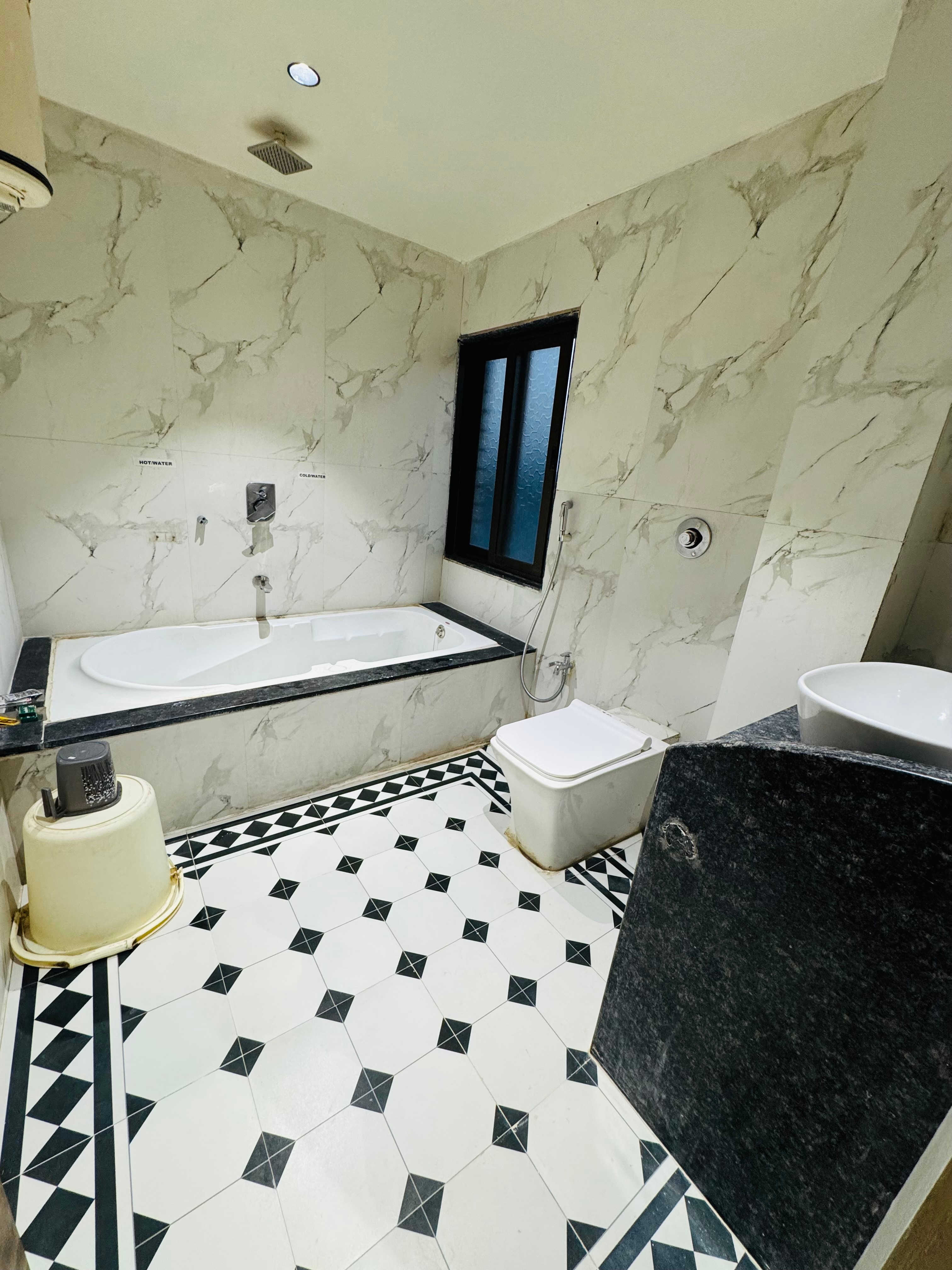 Landmark Continental - Tap to explore photos