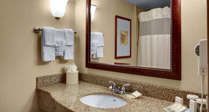 Hilton Garden Inn Akron Canton Airport Room Type - 1 KING W DRINKS-SNACKS