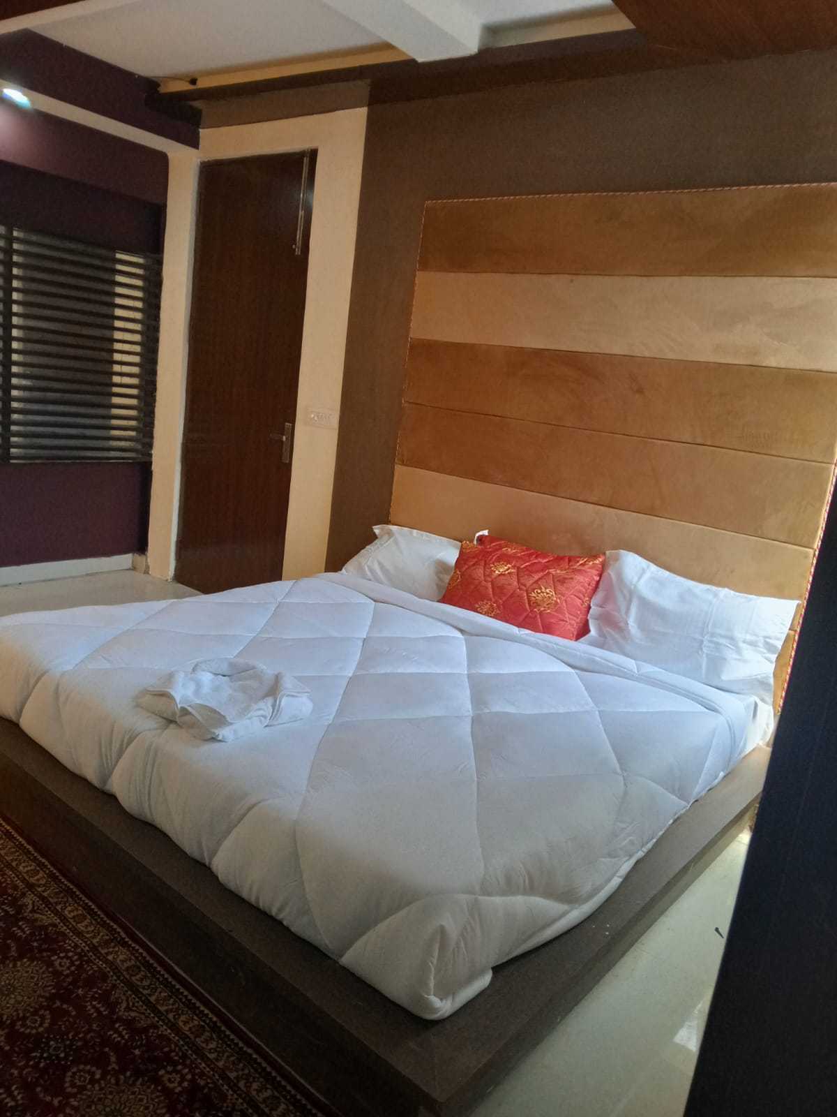 Hotel O OM - Tap to explore photos