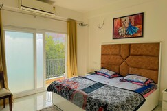 Peaceful Suite: Luxury with Balcony & Washroom