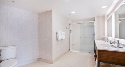 Holiday Inn Express & Suites Langley Room Type - 1 King Suite