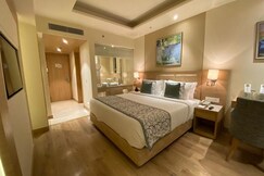 Rooms of Golden Sarovar Portico