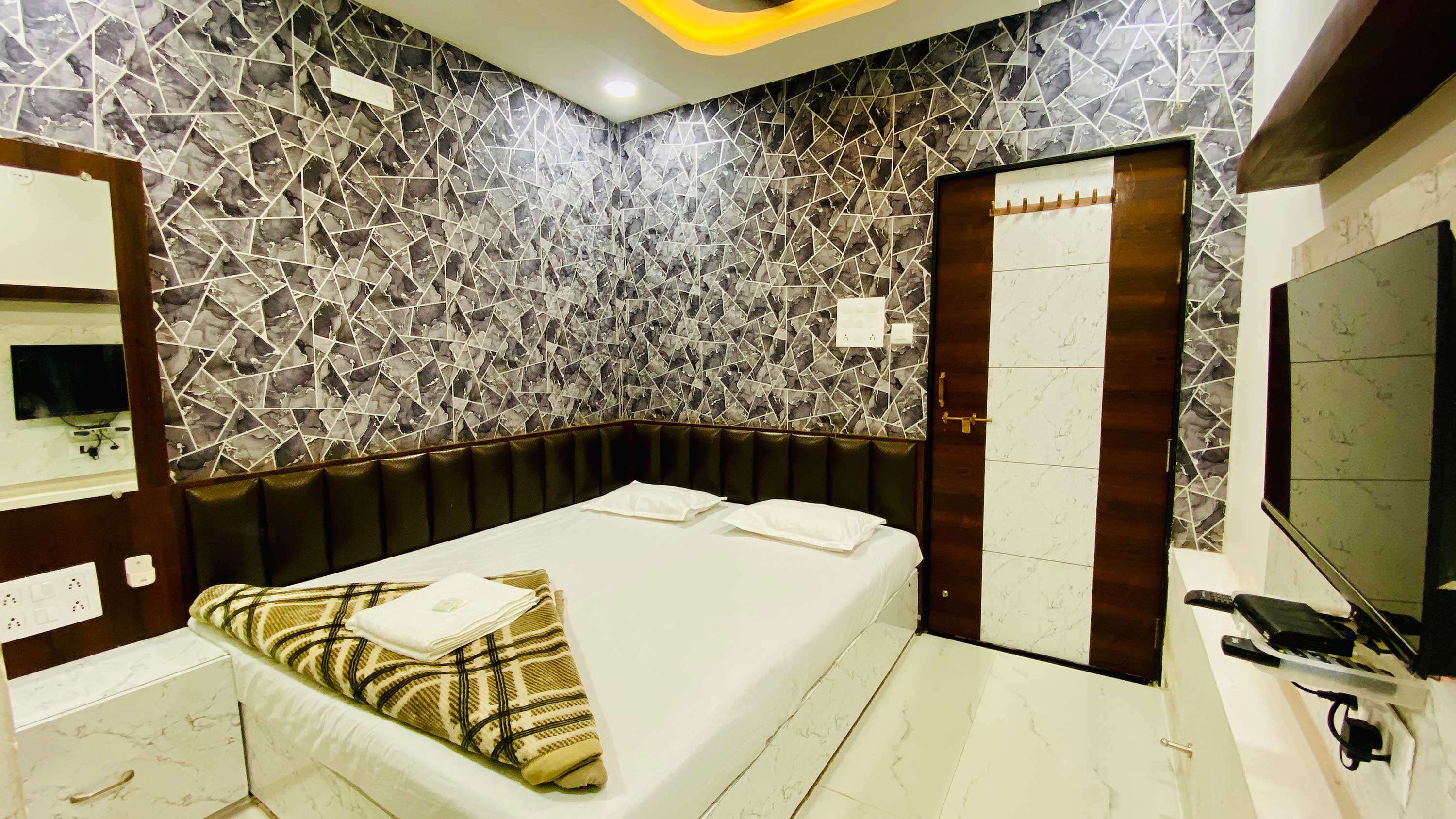 Hotel Shree Shyam Sharnam - Tap to explore photos