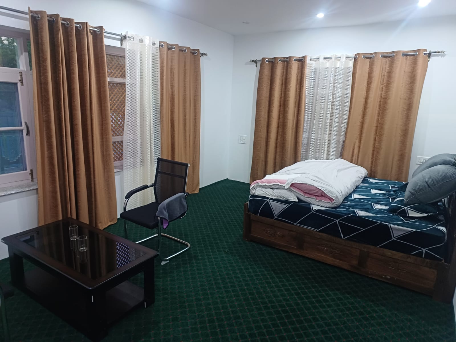 Para Paying Guesthouse - Tap to explore photos