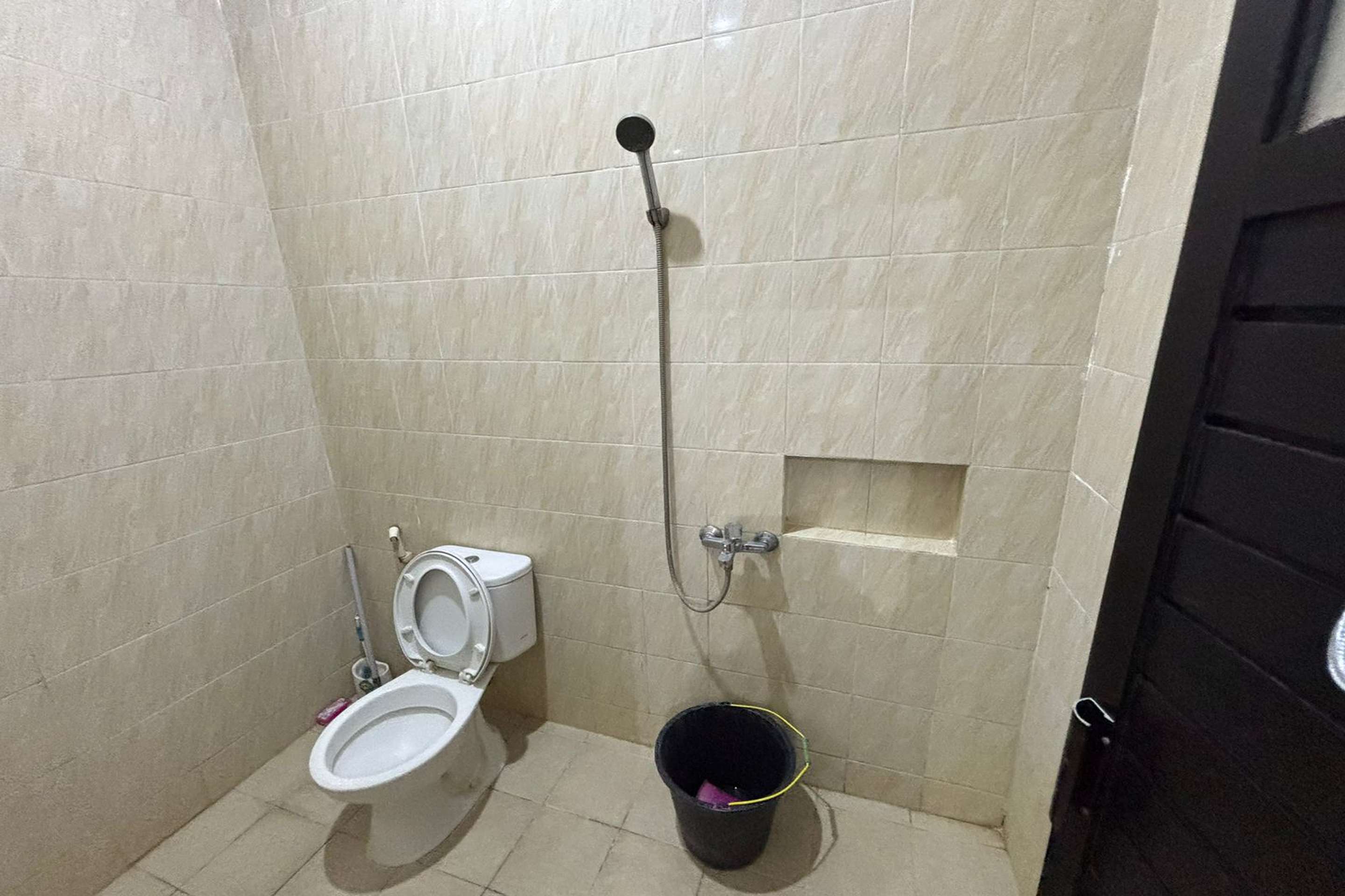 OYO 95075 Matoorstay Syariah - Tap to explore photos