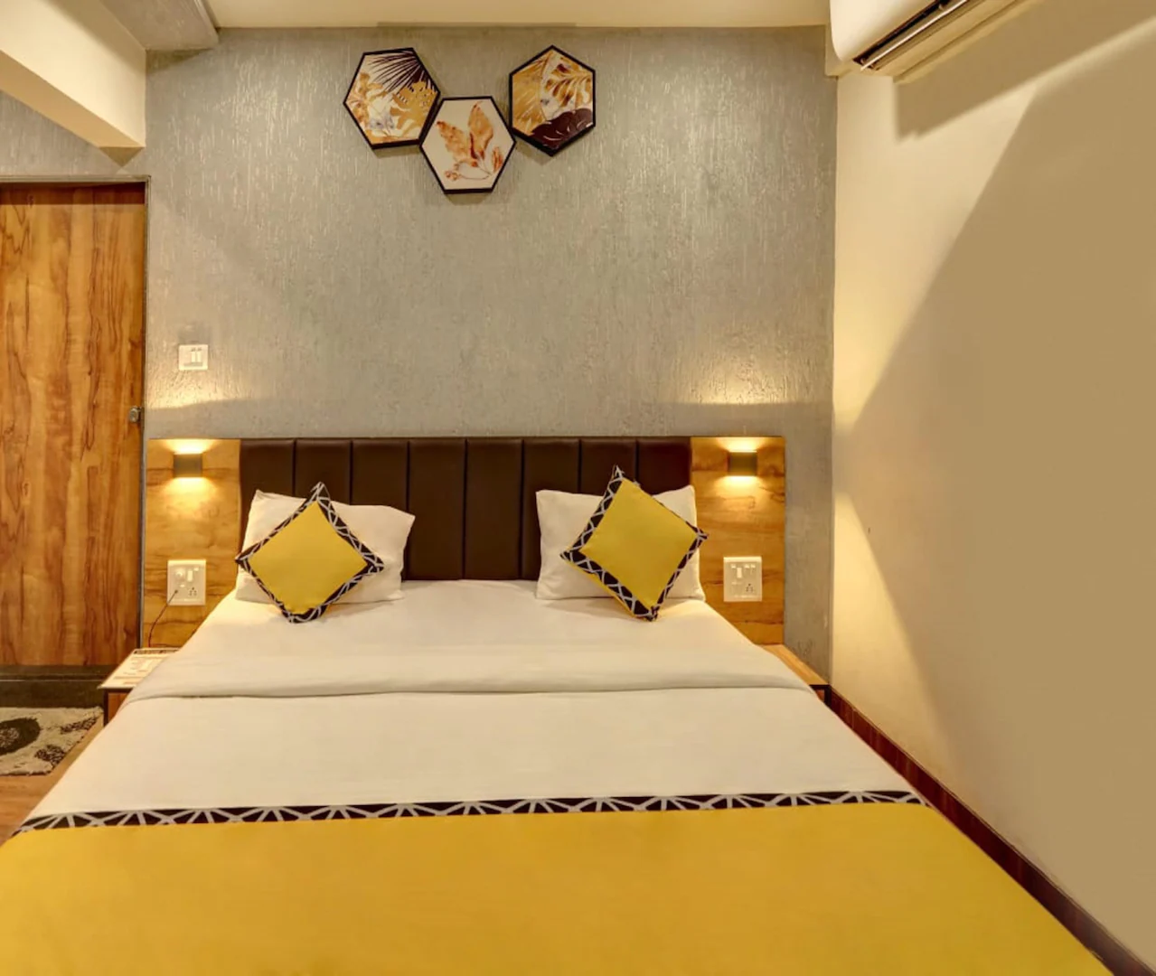 Hotel Diamond Plaza-Near Surat Railway Station Room Type - Executive Room Hotel Diamond Plaza-Near Surat Railway Station Room Type - Executive Room