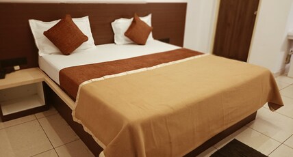 HOTEL GOLDY PREMIUM Room Type - Deluxe AC Queen Bed Room