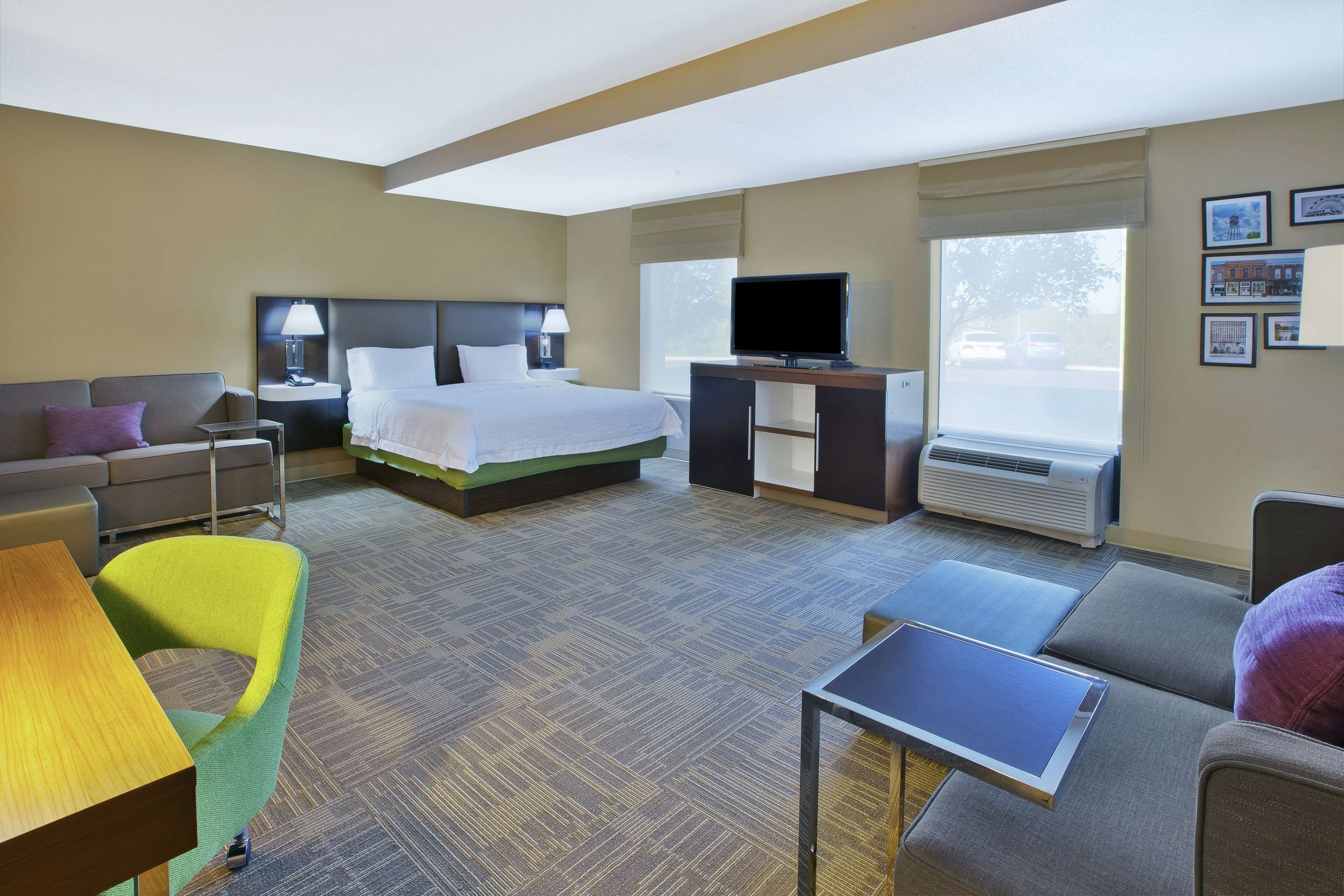 Hampton Inn Commerce/Novi - Tap to explore photos